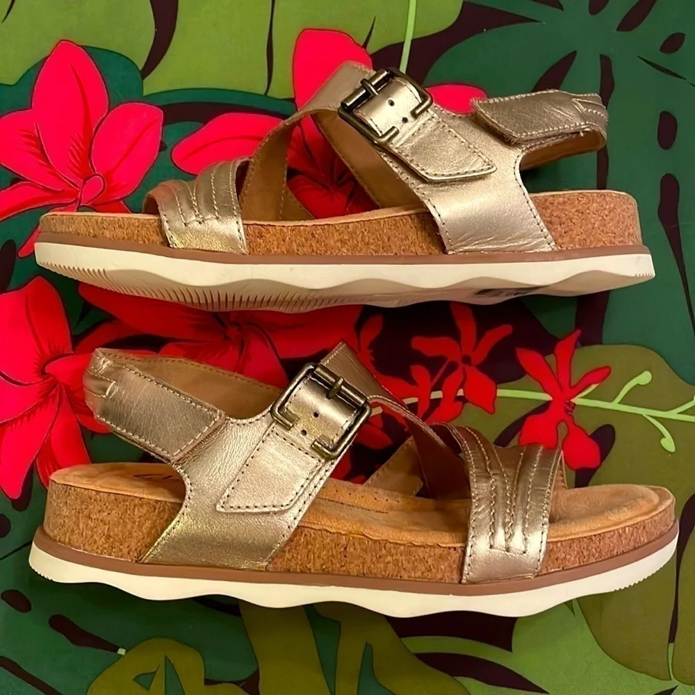 Brand New Clarks Genuine Leather Rose Gold Adjustable Brynn Step Sandals